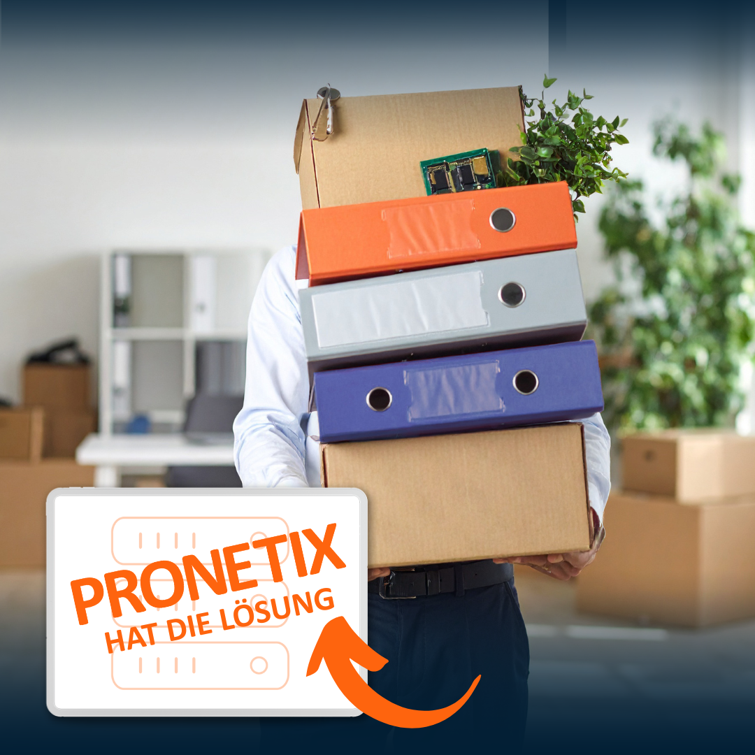 Mann im Business-Outfit balanciert Akten und einen Karton auf seinen Armen in einem modernen Büro, symbolisiert Überlastung von Servern und großen Datenmengen. Danben ein Overlay : Pronetix hat die Lösung